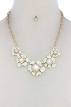 Load image into Gallery viewer, Floral Pearl Bead Necklace