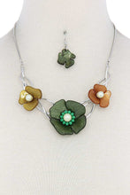 Load image into Gallery viewer, Floral Necklace