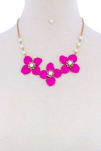 Load image into Gallery viewer, Stylish Flower And Pearl Necklace Set