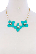 Load image into Gallery viewer, Stylish Flower And Pearl Necklace Set